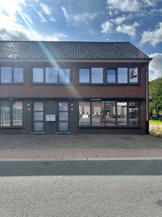 Deze halfvrijstaande woning is gelegen in Tongerlo (Bree) en is recent gerenoveerd.<br /><br />INDELING:<br />Gelijkvloers:<br />- Inkomhal<br />- Keuken<br />- Eetkamer<br />- Woonkamer<br />- Berging/wasplaats<br />- Badkamer<br />- Tuin<br />- Terras<br /><br />Eerste verdieping:<br />- Slaapkamer 1<br />- Slaapkamer 2<br />- Slaapkamer 3<br /><br />LIGGING:<br />- De woning is gelegen in Tongerlo (Bree).<br />- Scholen, winkels, horeca en het openbaar vervoer bevinden zich op fietsafstand.<br /><br />Meer weten?<br />Contacteer ons en wij helpen je graag dichtblij verder!