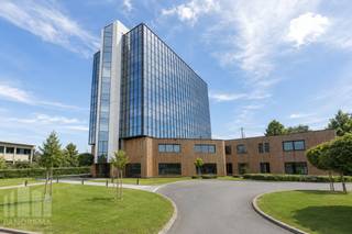Hoogwaardige kantoorruimte van 626 m² te Anderlecht.<br /><strong>The Mirror</strong> geniet van een strategische ligging aan de <strong>Humaniteitslaan (N266),</strong> één van de belangrijkste toegangswegen tot Brussel, met een vlotte aansluiting op de <strong>Brusselse Ring (R0)</strong>, de<strong> E19</strong> en de <strong>E40</strong>. <br /><br />De verdiepen zijn flexibel indeelbaar en kunnen opgesplitst worden in twee afzonderlijke kantoorruimtes. Ook andere oppervlaktes zijn beschikbaar <strong>vanaf 626 m² tot 1.878 m²</strong>.<br /><br />De ruimte is uitgerust met een performant <strong>HVAC-systeem met koelplafonds</strong>, <strong>LED-verlichting</strong>, vernieuwde sanitaire voorzieningen, een branddetectie- en brandalarmsysteem en <strong>toegangscontrole</strong> met badge. Dankzij de opvallende <strong>glazen gevel </strong>genieten de kantoren van een uitzonderlijke<strong> natuurlijke lichtinval</strong>. De representatieve inkomhal, afgewerkt met wit marmer, zorgt voor een professionele uitstraling en een uitstekende eerste indruk bij bezoekers.<br /><br />Het gebouw biedt ook een groene omgeving, <strong>fietsenstallingen</strong> en <strong>ruime parkeermogelijkheden</strong> met binnen- en buitenstaanplaatsen. Daarnaast zijn er<strong> laadpalen</strong> voor elektrische voertuigen beschikbaar. Onmiddellijk beschikbaar!<br /><br />Contacteer<strong> PANORAMA B2B</strong> voor bijkomende inlichtingen, plannen of een plaatsbezoek via <strong>0477 09 00 09.</strong>