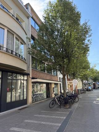 Dit ruim en stijlvol afgewerkt luxe appartement op de volledige derde verdieping van maar liefst 206 m² bevindt zich in een van de meest...