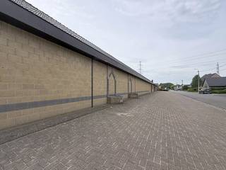 Ce bâtiment commercial fonctionnel à louer est situé à un emplacement stratégique de Lokeren, à seulement 5 minutes de la Gentse Steenweg (N70).Le complexe d'affaires multifonctionnel comprend des entrepôts et un bâtiment commercial et est parfait pour ceux qui ont besoin d'une combinaison de stockage, de logistique et d'une façade commerciale.Surface :Entrepôts (total) : 1 582 m²Spécifications de l'entrepôt 1 :- Superficie : 280 m²- Boutique + salle d'exposition : 122 m²- Bureau : 93 m²- Cuisine : 12 m²- Mezzanine Spécifications de l'entrepôt 2 : - Superficie : 565 m²- Mezzanine- Porte sectionnelleSpécifications de l'entrepôt 3 :- Superficie : 737 m² - Mezzanine- Porte sectionnelleTechnique : - Chauffage de soufflantes à air chaud au mazout (réservoir de masalt souterrain de 3000 l) - Compartimentage coupe-feu- Raccord de compression- Fosse septique- Pas de puits d'eau de pluieDisponibilité : Disponible immédiatement.Exigences :À acheter dans son intégralité. La sous-location est négociable. Ces entrepôts à louer à Lokeren vous intéressent ? Demandez plus d'informations ou réservez votre visite au 09 245 35 35 ou à business.gent@dewaele.com.
