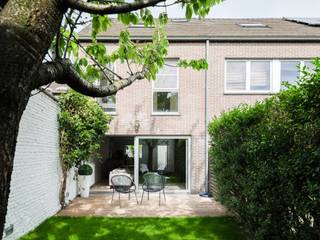 <strong>Duurzame stadswoning met 4 slaapkamers en zuidgerichte tuin nabij de Coupure</strong><br /><br /><em>Voor meer informatie, mail naar info@carloeggermont.be</em><br /><br />Gelegen in een rustige straat in de Brugse Poort bevindt zich deze verzorgde en instapklare stadswoning. U geniet hier van een rustige woonomgeving met een groen parkje recht tegenover de woning, terwijl het historisch centrum, winkels, scholen en openbaar vervoer vlot bereikbaar zijn.<br /><br />De woning, met een bewoonbare oppervlakte van ca. 158 m², werd gebouwd in 2006 en combineert een doordachte indeling met hedendaags comfort. Ze beschikt over een praktische kelder, een ruime inkomhal met gastentoilet en een lichtrijke leefruimte die aansluit op de volledig uitgeruste keuken. Vanuit de leefruimte heeft u directe toegang tot de zonnige, zuidgerichte tuin, voorzien van alle rust en privacy.<br /><br />Verder telt de woning momenteel drie slaapkamers, met de mogelijkheid tot het creëren van vijf slaapkamers, wat tal van opties biedt voor gezinnen, co-housing of een combinatie van wonen en werken. De badkamer is uitgerust met een douche, ligbad, toilet en dubbele wastafel.<br /><br />Dankzij de recente bouw en de degelijke isolatie is de woning bovendien energiezuinig (EPC B-label – 155 kWh/m²).<br /><br /><strong>Kortom: een ruime, lichtrijke en instapklare woning met zuidgerichte tuin, gelegen in een rustige straat nabij het centrum van Gent.</strong>
