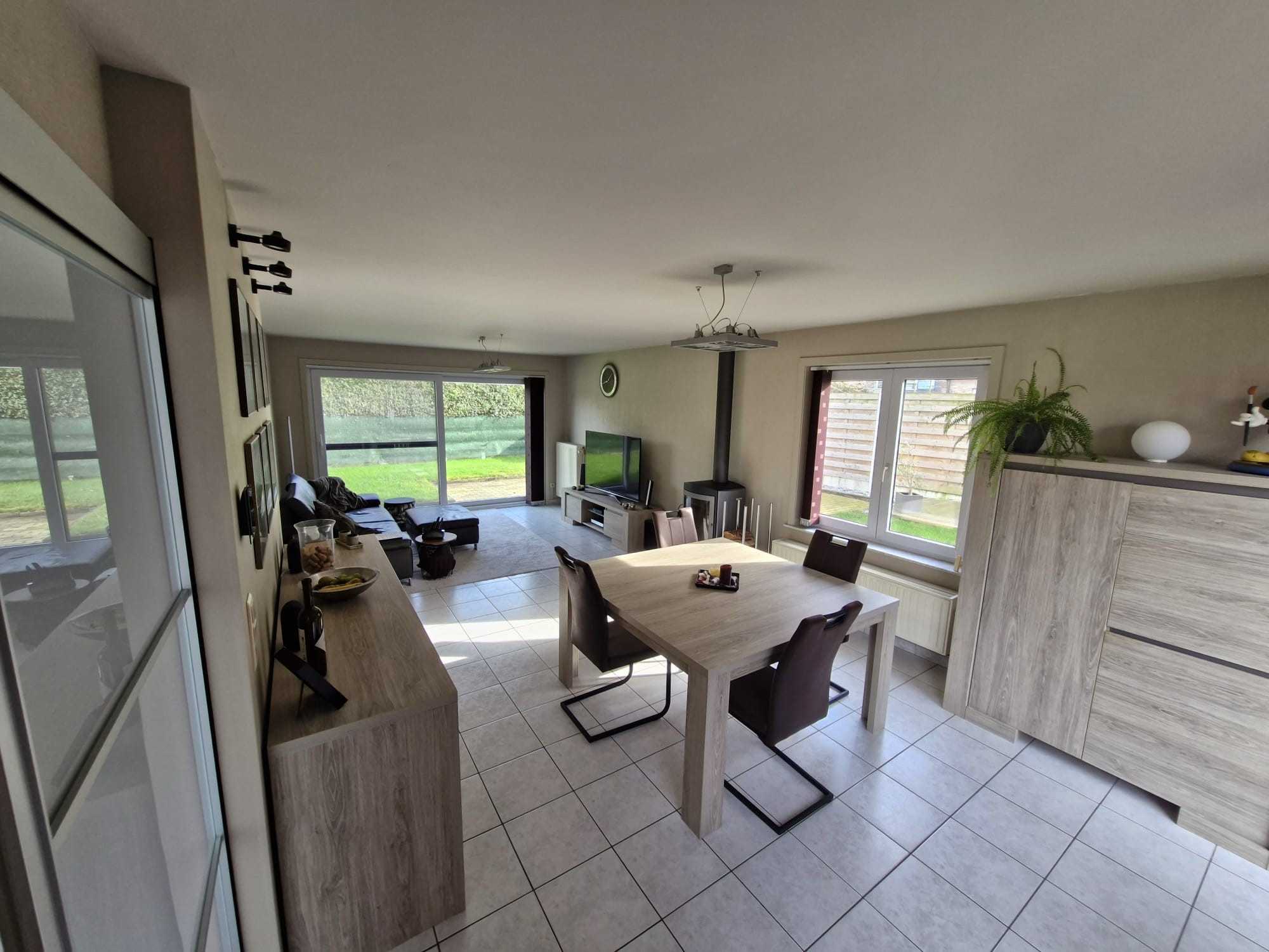 In een rustige en aangename buurt bieden we deze goed onderhouden halfopen woning te huur aan. De woning is idealiter gelegen met vlotte...