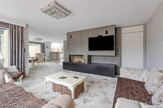 Op een centrale en tegelijk rustige doodlopende straat in het centrum van Geel vinden we deze ruime en uitstekend onderhouden woning. Dankzij...