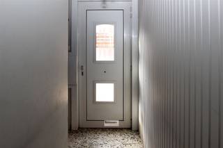 Gezinswoning met zij-ingang gelegen in het centrum van Hoevenen. Winkels, scholen en openbaar vervoer op wandelafstand. Deze woning beschikt over 2 à...