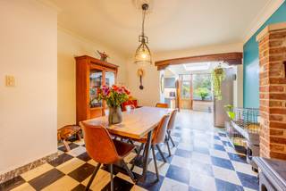 Ruime te renoveren woning zoekt nieuwe eigenaars! Gelegen nabij slager, bakker, scholen, sportfaciliteiten,.... TOPLOCATIE! <br /><br />PLUSPUNTEN aan deze vastgoedtopper: <br />- Grote tuin<br />- 3 ruime slaapkamers<br />- Ruime inkomhal= zéér praktisch voor fietsen! <br /> - Betonnen gewelven ( stevige woning) <br />- Meer info... lees verder!! <br /><br />Gelijkvloers met zéér grote inkomhal, lichtrijke woonkamer met salon en eetplaats, aansluitend keukenruimte, toilet en gelijkvloerse badkamer. Kelder als extra opbergruimte voorzien! <br /><br />1e verdiep: nachthal en drie ruime slaapkamers. Op de zolderverdieping kan een vierde slaapkamer worden gemaakt mits het voorzien van een vaste trap. <br /><br />Als kers op de taart geniet deze ruime woning van een zonovergoten groene tuin op een zeer rustige locatie nabij de dorpskern van Hulste!<br /><br />Recente stedenbouwkundige inlichtingen in aanvraag. <br /><br />EPC: 626 kWh/(m² jaar) UC: 20191003-0002202005-RES-1<br />REF: TM/25141/K