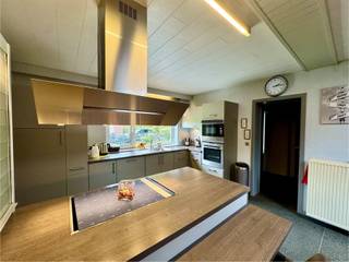 Halfopen woning te koop Baron Coppéelaan 18, MaasmechelenBen je op zoek naar een instapklare woning met extra ruimte, veel lichtinval en een...