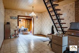 Deze rijwoning is gelegen vlakbij het centrum van Gent met een vlotte bereikbaarheid naar winkels, openbaar vervoer en invalswegen. De woning biedt een solide basis en is ideaal voor wie op zoek is naar een renovatieproject met potentieel. Bij het betreden van de woning komt u in de inkomhal die toegang geeft tot de leefruimte. Deze bestaat uit een voorplaats en een achterliggende zithoek, met aansluitend de keukenruimte. Achteraan bevindt zich een koer die zorgt voor extra lichtinval en buitenruimte. Op het gelijkvloers is eveneens een badkamer met bad, douche en toilet aanwezig. De eerste verdieping beschikt over 2 volwaardige kamers die ingericht kunnen worden als slaapkamers. Op de bovenste verdieping bevinden zich nog bijkomende ruimtes die perfect kunnen dienen als extra slaapkamers, bureau of hobbyruimte. In totaal biedt de woning de mogelijkheid tot het creëren van drie slaapkamers. De woning vraagt een grondige renovatie, maar biedt daardoor de kans om ze volledig naar eigen smaak en hedendaagse normen in te richten. Dankzij de centrale ligging en de aanwezige ruimte is dit een interessante opportuniteit voor zowel eigen bewoning als investering. Bezoekdag 16/05. Inschrijven via mail naar tommy@immo-home.be, geen telefonische inschrijvingen! Volg ons op Fb en Insta. Voor meer info: www.immo-home.be. GRATIS SCHATTING &amp; GRATIS FINANCIEEL ADVIES