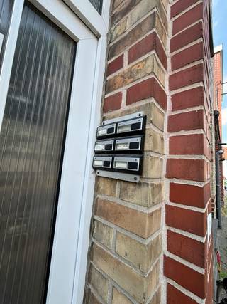 Op een uitstekende ligging in de Doorniksewijk, vlak bij het centrum en op wandelafstand van het station, vinden we dit studentenhuis met momenteel 6 studentenkamers. Ook VIVES, Howest en KU Leuven Kulak zijn vlot bereikbaar.<br /><br />Het pand biedt vooral heel wat potentieel voor de investeerder die verder wil optimaliseren. De huidige huurprijzen liggen relatief laag en er wordt vandaag slechts met 10 maanden huur per jaar gewerkt, waardoor er nog mooie ruimte is om het huurrendement te verhogen.<br /><br />Op termijn dient het gebouw heringericht te worden naar maximaal 5 studentenkamers, met een volwaardige gemeenschappelijke keuken. Een renovatie biedt dan ook de kans om het pand zowel kwalitatief als naar rendement toe naar een hoger niveau te tillen.<br /><br />Een interessante opbrengsteigendom op een sterke studentenlocatie, met een duidelijk renovatie- en optimalisatieverhaal.<br /><br />Bestuursmaatregelen in het maatregelenregister: nee