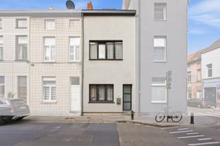 <br />Charmante rijwoning met lichtrijke leefruimtes, een keuken met dakraam en drie slaapkamers. Comfortabel wonen, vlak bij het bruisende centrum van Gent.<br /><br /><strong>Gelijkvloers</strong><br />Een lichtrijke living aan de straatzijde loopt open door naar de eetruimte met houtlook laminaat. De volledig uitgeruste L-keuken (gasfornuis, oven, vaatwasser) baadt in het daglicht dankzij het grote dakraam. Via de achterdeur bereik je de buitenruimte.<br /><br /><strong>Eerste</strong> <strong>verdieping</strong><br />Ruime slaapkamer en een moderne badkamer met inloopdouche, gangtoilet en dubbele wastafel.<br />Dakverdieping<br />Twee gezellige slaapkamers met dakvensters en veel lichtinval. Flexibel in te richten als kantoor, dressing of hobbyruimte.<br /><br /><strong>Troeven</strong>
<ul>
<li>Verzorgde gepleisterde gevel met zwart buitenschrijnwerk</li>
<li>Centrale verwarming</li>
<li>Laminaatvloer doorheen de woning</li>
<li>Winkels, scholen en openbaar vervoer vlakbij</li>
</ul>
<br />Voor meer informatie of een bezoekmoment: contacteer<strong> info@oko.immo</strong> of <strong>0484 14 96 86.</strong>