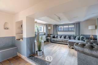 Ben je op zoek naar een rustig gelegen woning tussen de velden met prachtige zichten? Dit is uw kans!Deze woning bevindt zich tussen de velden op een...