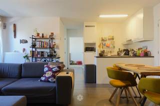 <p><span>GENT - Bibliotheekstraat 4/0302: Op zoek naar </span><span>een goed gelegen energiezuinig appartement </span><span>te huur in centrum Gent? Dan is dit pand mogelijk iets voor u.</span></p><p><span> </span></p><p><span>De belangrijkste troeven in een notendop: </span></p><ul><li><span>Recent nieuwbouwproject tussen Baudelopark en Sint Jacobs gelegen in een doodlopende straat</span></li><li><span>Optie tot huren ondergrondse parkeerplaats</span></li><li><span>Goed bereikbaar met auto en het openbaar vervoer</span></li><li><span>Op wandelafstand van het historisch centrum </span></li><li><span>Energiezuinig appartement</span></li></ul><p><span> </span></p><p><span>Indeling:</span></p><p><span>Inkomhal, leefruimte met open volledig geïnstalleerde keuken (kookplaat, dampkap, koelkast, vaatwasmachine en oven), berging met ingebouwde kast en aansluiting wasmachine, nachthal van inbouwkasten, 2 slaapkamers (1 grote met ingebouwde kast en 1 kleinere met ingebouwd opklapbed), badkamer met inloopdouche, lavabomeubel en aansluiting wasmachine, apart toilet, terras met mooi uitzicht. Fietsenberging in het gebouw.</span></p><p><span> </span></p><p><span>Optie tot huren auto staanplaats met of zonder laadpaal: 135 euro (excl. abonnementskosten en verbruik). </span></p><p><span> </span></p><p><span>Beschikbaar vanaf 01/11/2026. Domicilie verplicht.</span></p><p><span>Huurprijs: € 1.100  + € 75 provisie onderhoud algemene delen. </span></p><p><span> </span></p><p><span>Neem contact op met Axel Lenaerts makelaars voor een bezoek via onze website.</span></p>