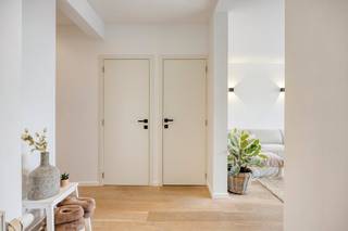 Ontdek dit lichtrijke appartement op de derde verdieping van ca. 90m², gelegen aan de Lambrechtshoekenlaan 291 te Merksem. Dit immo aanbod werd in 2014 volledig gerenoveerd en biedt een instapklare basis voor wie comfortabel wil wonen. Dankzij de centrale ligging in de gemeente geniet je van een uitstekende bereikbaarheid met winkels, scholen en openbaar vervoer op wandelafstand. Een appartement kopen op deze locatie is een slimme keuze.Indeling appartement:- Inkomhal: centrale toegang tot alle vertrekken- Leefruimte: sfeervolle, ruime en lichtrijke woonkamer- Open keuken: moderne keuken met kookeiland en ontbijtbar- Slaapkamers: twee volwaardige kamers- Badkamer: eigentijds ingericht met een ruime inloopdouche- Terras: gezellig, west-georiënteerd terras aan de achterzijde- Kelderberging: handige private opslagruimteBijzonderheden:- Centrale toplocatie in Merksem nabij invalswegen- Volledig gerenoveerd gebouw (2014) en instapklaar- Gunstige attesten: EPC B, elektriciteit conform en asbestveilig- Perfect als investering of voor wie vastgoed zoekt in MerksemBen jij geïnteresseerd in dit vastgoed te koop in Merksem? Aarzel dan niet om ons te contacteren. Dewaele Merksem aan de Lambrechtshoekenlaan 183 staat graag tot uw dienst. Had u graag een gratis schatting van uw eigendom? Bel ons voor een vrijblijvend gesprek of mail naar yannick.schnorbusch@dewaele.comBestuursmaatregelen in het maatregelenregister: nee
