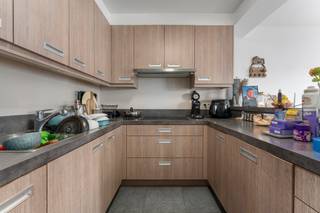 Dit gezellig appartement is centraal gelegen in Zeebrugge en biedt een mooi open zicht op het parkje. De grote raampartijen zorgen voor veel lichtinval en een aangenaam gevoel van ruimte. Het appartement beschikt over een praktische berging, een extra kelderberging en een zuidgericht terras. Een garage is inbegrepen in de prijs en er is de mogelijkheid om een tweede garage bij aan te kopen. Het appartement is enkel bereikbaar via trap en vormt een ideale woonst of investering aan de kust. Interese? Contacteer makelaar Stéphanie 0472778660 of stephanie@keyimmo.be voor meer informatie.