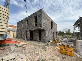 <p>Prachtige energiezuinige nieuwbouwwoning te koop in een zeer rustige straat te Ramsel/Herselt! (in opbouw)<br /><br />Op het gelijkvloers in de inkomhal met gastentoilet, een ruime lichtrijke leefruimte, een open keuken met prachtig zicht op de tuin en een berging. <br />Op de eerste verdieping zijn er 4 mooie slaapkamers (of 3 met bureau), een badkamer, een nachthal met apart toilet en een technische ruimte.<br /><br />Buiten is het heerlijk vertoeven en genieten van de Z-gerichte tuin.<br /><br />De afwerking is volledig naar eigen smaak te kiezen!<br /><br />Vloerverwarming, warmtepomp, zonnepanelen, regenwaterput, ... kortom ZEER ENERGIEZUINIG !!!<br /><br />Er is ook een mogelijkheid om een aansluitende achtergelegen weide van 37 are bij te kopen. Ideaal dus voor de paardenliefhebber!!<br /><br />Goede bereikbaarheid met Mechelen, Leuven, Brussel en Antwerpen.<br /><br />Wil je deze woning bezoeken bel dan 016/90 10 21 of mail info@future-home.be.<br /><br />Wens je een gratis schatting? Vergeet dan zeker geen contact met ons op te nemen!!!<br /><br />Woongebied met landelijk karakter, Agrarisch gebied, Vergunning, Verkavelingsvergunning, Geen dagvaarding, Voorkooprecht</p>