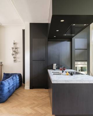 Bijzondere ‘fin de siècle’ herenwoning, rustig gelegen nabij Dok-Noord<br /><br />Stijlvolle en lichtrijke woning, gelegen in een autoluw gebied aan het Stapelplein en de Ham, nabij het nieuwe, hippe stadsdeel De Nieuwe Dokken en het historische centrum. Een ongelofelijke buurt die, met de komst van de Verapazbrug, nog verder zal opwaarderen.<br /><br />De combinatie van historisch erfgoed, centrale ligging en vlotte bereikbaarheid maakt dit tot een bijzonder aantrekkelijke woonlocatie in Gent.<br /><br />Dit herenhuis, met een indrukwekkende inkomhal en karaktervolle gevel, werd gerenoveerd met oog voor esthetiek en respect voor authentieke elementen. De woning beschikt over een bruikbare vloeroppervlakte van 260 m², exclusief het kelderniveau.<br /><br />Dankzij de ruime opzet en doordachte indeling is de woning ideaal voor wie op zoek is naar een combinatie van werk-/praktijkruimte en privégebruik. De woning is ingericht volgens het bel-etageprincipe, met een ondergelegen volume dat apart verhuurd kan worden. De woonst leent zich daardoor perfect voor hospitawonen, cohousing of Airbnb.<br /><br />De hoge plafonds, het ligbad met zicht op de Gentse torens, de imposante erker en de verschillende buitenruimtes aan keuken en badkamer zorgen voor een unieke woonbeleving.<br /><br />Kortom, een stijlvolle uitvalsbasis met talloze mogelijkheden en een uitgesproken karakter.<br />elijkheden en een uitgesproken karakter.