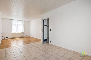 <p><span>De woning bevindt zich in een rustige straat, op wandelafstand van winkels, scholen en openbaar vervoer, met een vlotte verbinding naar Brussel en de belangrijkste invalswegen. Via de inkomhal betreden we de lichtrijke leefruimte, die dankzij de ramen aan de voor- en achtergevel geniet van een aangename natuurlijke lichtinval. Aansluitend bevindt zich de keuken in de aanbouw, met rechtstreekse toegang tot de gezellige koer. Op de eerste verdieping vinden we een bijzonder ruime slaapkamer en de badkamer, uitgerust met een ligbad, wastafel en toilet. De tweede en laatste verdieping beschikt over nog twee comfortabele slaapkamers. Ook technisch is deze woning een uitstekende keuze. Ze is asbestveilig, de elektrische installatie is conform gekeurd tot 2028 en dankzij de recente verwarmingsketel en de PVC-ramen met dubbele beglazing beschikt de woning over een gunstige EPC-score. Er gelden dan ook geen renovatieverplichtingen of dringende werken. U kunt de woning onmiddellijk betrekken en ze vervolgens, volledig op uw eigen tempo, verder opfrissen of inrichten naar uw persoonlijke smaak. </span><span> </span></p>