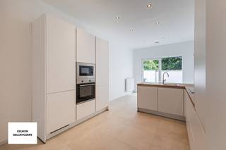 Deze volledig gerenoveerde &amp; super energiezuinige eengezinswoning is gelegen op een centrale, maar bovenal rustige ligging in een residentiële omgeving met in de nabijheid enkele winkels, openbaar vervoer &amp; de Lierse vesten. De woning kenmerkt zich door de hoge energiezuinigheid &amp; hoogwaardige afwerking.<br /><br />Er zijn nog enkele zaken (voornamelijk schrijnwerk) die eerstdaags in de woning verder zullen worden afgewerkt zoals zichtbaar is op de foto's.<br /><br /><u>Indeling gelijkvloers:</u> inkomhal, afzonderlijk gastentoilet, woonkamer met eethoek, berging (ruimte voor wasmachine &amp; droogkast) open leefkeuken met keukeneiland dewelke is ingericht met alle toestellen &amp; tuin (ZO-oriëntatie)<br /><br /><u>Indeling eerste verdieping:</u> nachthal, slaapkamer &amp; badkamer (dubbele lavabo, toilet, inloopdouche &amp; ingemaakte kasten voor bergruimte)<br /><br /><u>Indeling tweede verdieping:</u> zolderverdieping dewelke is ingericht als volwaardige slaapkamer, maar perfect kan opgesplitst worden in 2 kamers<br /><br /><strong>BIJZONDERHEDEN:</strong><br /><br />- Centrale, doch rustige ligging in residentiële omgeving<br />- Zeer energiezuinige woning (EPC label B)<br />- Daken, muren &amp; vloeren veelvuldig geïsoleerd<br />- CONFORME elektrische keuring<br />- GEEN renovatieverplichting<br />- Mogelijkheid tot extra kamer op zolderverdieping<br /><br /><strong>BESCHIKBAARHEID: bij akte na betaling. </strong>Voor meer info of een bezoek kan u ons bereiken op +32 473 37 28 40 of info@immobilli.be