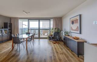 Dit appartement is gelegen op de achtste verdieping en maakt deel uit van het appartementscomplex PUNT AAN DE LAAN. Het is gebouwd in 2015-2017 en heeft een bewoonbare oppervlakte van 112 vierkante meter, plus 27 m² terrassen. De indeling is eerder klassiek met 2 slaapkamers en 1 badkamer, verbonden door een brede gang. De mooie parketvloer loopt door in nagenoeg alle ruimtes. In de living is parket en er is veel lichtinval door de grote schuiframen. De keuken is open, en aangrenzend aan de living, en is voorzien van alle toestellen. De slaapkamers zijn voldoende groot en ook in de badkamer kan je een feestje geven. Er is een grote berging, zodat je alles op 1 niveau ter beschikking hebt. <br /> <br />Het appartement is goed onderhouden en beschikt over een twee terrassen. Zowel uit de lichtrijke living, als vanuit de terrassen heb je een weids uitzicht over de velden en de groene omgeving. De moderne bouw is opgetrokken in antraciete baksteen, en heeft een luchtige uitstraling. De toegang tot het gebouw is beveiligd met een toegangscontrole systeem, wat zorgt voor extra veiligheid. <br /> In de omgeving is veel groen (met onder meer het natuurgebied Klein Zwitserland op wandelafstand) waar je kan wandelen of ontspannen. Op wandelafstand vind je ook supermarkten, frequent openbaar vervoer, scholen en het sportcentrum Het Rooi. Dankzij de nabijheid van belangrijke invalswegen heb je bovendien een vlotte verbinding naar Antwerpen, Mechelen en Brussel. <br /><br />Op het gebied van energieprestatie heeft het appartement een EPC-waarde van 93 en een energielabel A, wat betekent dat het zeer energiezuinig is. Er zijn ook vrije parkeerplaatsen beschikbaar voor het appartementscomplex, en er is een fietsenberging in de garage. <br /> <br />Kortom, dit appartement in Mortsel (dicht bij Berchem Station) biedt comfortabel wonen in een buitenstedelijke omgeving met alle nodige voorzieningen in de buurt.