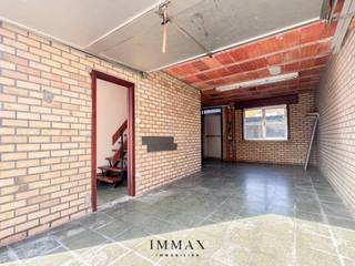 Gezellige bel-etage met koer en en inpandige garage in Sint-Michiels!Deze woning omvat volgende indeling: inkomhall met trap, inpandige garage met...