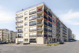 In de Charleroistraat te Koksijde, een zijstraat van de Zeedijk, vinden we dit instapklaar appartement met 2 slaapkamers te koop. Dit appartement...