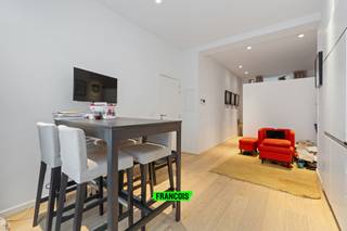 Gelegen op het gelijkvloers van een kleine mede-eigendom bevindt zich deze charmante studio met een bewoonbare oppervlakte van 50 m². Bij het...