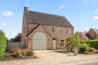 <p><span>Bent u op zoek naar een parel van een woning? Direct instapklaar met een hoogwaardig kwalitatieve afwerking. Dan bent u aan het juiste adres. Deze villa met opleverdatum 2013 is gelegen in een zeer rustige straat met nauwelijks verkeer. Rust en privacy worden u hier absoluut aangeboden.<br /><br />Het gelijkvloers biedt u een statige inkomhal met gastentoilet die toegang biedt tot de sfeervolle woonkamer met open keuken. Aansluitend aan de keuken bevindt zich een praktische voorraadberging, wasplaats en 2de badkamer met inloopdouche en lavabomeubel. De inpandige garage en vooraan de staanplaatsen zorgen voor voldoende berging mogelijkheden voor meerdere wagens.<br />Via de stijlvolle eiken trap krijgt u toegang tot het 1ste verdiep dat uitgeeft op 3 ruime slaapkamers en een mooi ingerichte dressing ruimte, allen voorzien van parket vloerbekleding. Een riante badkamer voorzien van inloopdouche met regenshower, ligbad, 2de toilet en mooi afgewerkte badkamer meubels. <br />Het 2de verdiep is momenteel één open ruimte die zeer makkelijk kan heringedeeld worden tot 2 zeer ruime slaapkamers en zolderberging. Het 2de verdiep is voorzien van 2 raampartijen, verwarming, mooi afgewerkt met bezetting en geschilderd en zeer veel stopcontacten waardoor alle mogelijkheden u kunnen aangeboden worden.<br /><br />De woning is voorzien van een kruipruimte.<br />Extra troeven: regenwaterput, ventilatiesysteem.<br /><br />De tuin is volledig omheind en onderhoudsvriendelijk aangeplant. Dankzij de volwassen aanplanting geniet u een maximum aan rust en privacy. De luxueuze eiken overkapping achteraan de woning zorgt voor vele sfeervolle momenten waardoor u maximaal van uw tuin kan genieten. <br /><br />Kom snel deze parel van een villa ontdekken en laat u charmeren door de hoogwaardige afwerking en de prachtige afwerking.<br /><br />Contacteer Dupont Vastgoed voor meer informatie op 015 15 15 15.</span></p>