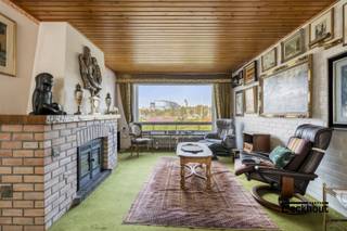 Deze woning is gelegen in een rustige en goed bereikbare woonwijk, nabij belangrijke invalswegen, winkels en bushaltes.<br />Wat de ligging bijzonder maakt, is het open uitzicht aan de achterzijde. De tuin grenst aan uitgestrekte weiden, met verderop het Kennedyrondpunt, waardoor je vanuit de living &amp; de slaapkamers en vanop het terras, geniet van een vrij uitzicht.<br />De woning heeft al een stevige basis en werd op belangrijke punten vernieuwd: de ramen werden vervangen en de recente, condenserende aardgasketel zorgt voor een efficiënte verwarming en een gunstig EPC-label C (geen renovatieplicht).<br />Indeling: <br />- gelijkvloers: brede inkomhal met plaats voor een (vestiaire)kast, zeer ruime garage met oprit, wasplaats met verwarmingsketel en douche, gezellige tuin met terras;<br />- eerste verdieping: apart toilet, lichtrijke leefruimte met mooi open zicht, aansluitend terras met trap naar de tuin, aparte keuken;<br />- tweede verdieping: 3 slaapkamers en badkamer met ligbad, toilet en lavabo;<br />- kruipzolder (met geïsoleerd hellend dak);<br />Met wat modernisatiewerken is van deze woning echt een pareltje te maken! Maak nu uw afspraak en ontdek zelf de vele mogelijkheden!