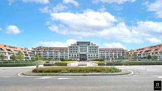 Uitzonderlijk hoekappartement in de befaamde residentie & hotel "La Réserve", met frontaal uitzicht op het Zegemeer en op 100meter van de Zeedijk-Albertstrand. <br />Dit mooie appartement werd met uiterst luxueuze materialen afgewerkt en beschikt over 4 slaapkamers, waaronder een luxueuze dressing en een bureau, en is omgeven van de terrassen, zuidgerichte oriëntatie.<br /><br />Mogelijkheid tot aankoop van een dubbele garagebox in het gebouw. <br />U kunt dineren in het bekende restaurant "La Rigue", er zijn spa faciliteiten en een fitness aanwezig. <br />Discrete verkoop - meer informatie beschikbaar op ons kantoor.