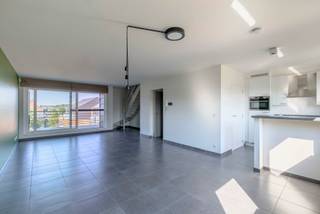 <strong>Instapklaar 3-slaapkamer appartement met terras, voldoende bergruimte én een ondergrondse autostaanplaats. Dit op een zeer centrale locatie op wandelafstand van het treinstation en stadscentrum van Herentals. EPC Label-B - Elektriciteit conform<br /><br />Ligging: </strong>Net buiten de grootste drukte van het stadscentrum en toch binnen de ring van Herentals met het treinstation, stadscentrum, scholen en horeca binnen handbereik. Ook het zwembad en sportfaciliteiten zijn vlak bij.<br /><strong><br />Indeling: -1: </strong>ondergrondse autostaanplaats <strong>0: </strong>inkomhal, leefruimte met open keuken, berging, terras<strong> +1: </strong>3 slaapkamers, badkamer, toilet, berging<br /><strong><br />Beschrijving: </strong>Het appartement is gelegen in het project 'Dorp in't Groen' en werd gebouwd in 2005. In de loop der jaren werd er steeds de nodige zorg voor gedragen en kleine aanpassingswerken uitgevoerd indien nodig.<br /><br />Het omvat een ruim appartement van 132 m² dewelke we betreden via de inkomhal met ingemaakte vestiairekast en apart toilet. <br />Vervolgens is er de leefruimte met aansleutend de open keuken dewelke een aangenaam en open geheel vormen. De keuken is volledig uitgerust en beschikt over een afwasmachine. Naast de keuken is er een eerste, handige berging.<br /><br />Het terras bevindt zich vooraan het gebouw en geniet een Westelijke oriëntatie. Ideaal om te genieten van het avondzonnetje, zonder al te veel onderhoud! Wie toch de benen wil strekken voor een wandeling of looptocht zit zo aan de Nete en in de natuur.<br /><br />Boven zijn er 3 volwaardige slaapkamers en een volledig uitgeruste badkamer. Deze beschikt over zowel een bad als douche én een dubbel lavabomeubel.<br />Een extra berging en een tweede toilet vervolledigen de 1ste verdieping.<br /><br />Ondergronds is er een autostaanplaats aanwezig.<br /><br /><strong>Bijzondere informatieplicht:</strong> in aanvraag