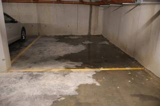 <p><span><span>Ondergrondse autostaanplaatsen, zowel afzonderlijk als in meerdere beschikbaar. Deze plaatsen bieden een veilige en beschermde omgeving voor uw voertuig(en), zodat u zich geen zorgen hoeft te maken over weersinvloeden.</span></span></p><p><span><span>De autostaanplaatsen zijn eenvoudig bereikbaar en maken deel uit van een goed onderhouden complex, wat extra gemoedsrust geeft. Ze zijn ideaal voor bewoners die hun wagen dicht bij huis willen parkeren of voor investeerders die op zoek zijn naar een stabiele en praktische belegging.</span></span></p><p><span><span>Bovendien kan je als investeerder een bruto rendement bekomen van 4,56%.</span></span></p><p><span><strong>Belangrijkste kenmerken:</strong></span></p><ul><li><span><span>Ondergrondse ligging, beschermd tegen regen, sneeuw en zon</span></span></li><li><span><span>Individueel te koop of meerdere plaatsen samen beschikbaar</span></span></li><li><span><span>Goede toegankelijkheid</span></span></li><li><span><span>Complex met gecontroleerde toegang</span></span></li><li><span><span>Geschikt voor bewoners en investeerders</span></span></li></ul><p><span><span>Neem contact op via het nummer 0494/21.39.22 voor meer informatie of een bezichtiging in te plannen. Mis deze kans niet om uw voertuig veilig te parkeren of uw investeringsportefeuille uit te breiden!</span></span></p><p><span><span> </span></span></p>