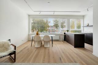 Dit appartement ademt rust en ruimte, waarbij overvloedig licht en een hoogwaardige afwerking centraal staan. Dankzij de vlotte verbindingen ben je in enkele minuten zowel op de Antwerpse Ring als in het stadscentrum. Openbaar vervoer, scholen en andere voorzieningen bevinden zich op wandelafstand, wat deze locatie bijzonder aantrekkelijk maakt voor wie stedelijk wil wonen zonder in te boeten aan rust en bereikbaarheid. <br /><br />Indeling: <br />- ruime inkomhal met apart gastentoilet <br />- lichtrijke woonkamer met hoogwaardig afgewerkte open keuken (36 m²) <br />- berging met aansluiting voor wasmachine/droogkast <br />- slaapkamer 1 (12,5 m²) <br />- slaapkamer 2 (9 m²) <br />- slaapkamer 3 (8 m²) <br />- badkamer met inloopdouche en dubbele wastafel (4,5 m²) <br />- groot west-gericht terras (10,5 m²) <br />- ruime kelderberging (11,5 m²) <br />- gemeenschappelijke fietsenstalling <br /><br />Gerenoveerd in 2026: <br />- natuurlijke eiken parket (geolied) die naadloos doorloopt in het ganse appartement en aansluit bij de tegelvloer van de badkamer <br />- 2 stalen deuren<br />- nieuwe ramen in het volledige appartement <br />- Ixina keuken (10 jaar garantie op de kasten en 5 jaar op de toestellen) <br />- achtergevel werd recent gerenoveerd <br />- veiligheidsdeur <br />- aparte voorziening voor wasmachine/droogkast <br />- alle sanitaire en elektrische leidingen vernieuwd <br />- volledige vernieuwingen van cv leidingen en radiatoren <br />- inclusief high quality led verlichting <br />- volledige renovatie werd uitgevoerd door een Belgische aannemer uit het Antwerpse<br />- achterste slaapkamer (met vrije gevels) is geïsoleerd<br /><br />Ondergrondse autostaanplaats aan te kopen voor 18.000 euro. <br /><br />Bent u geïnteresseerd in dit high end afgewerkt appartement te koop in Wilrijk? Aarzel dan niet om contact met ons op te nemen. Wenst u uw eigendom ook te koop of te huur te stellen? We helpen u graag verder. Steeds tot uw dienst om u verder te helpen met al uw vragen over vastgoed! <br /><br />Bestuursmaatregelen in het maatregelenregister: nee