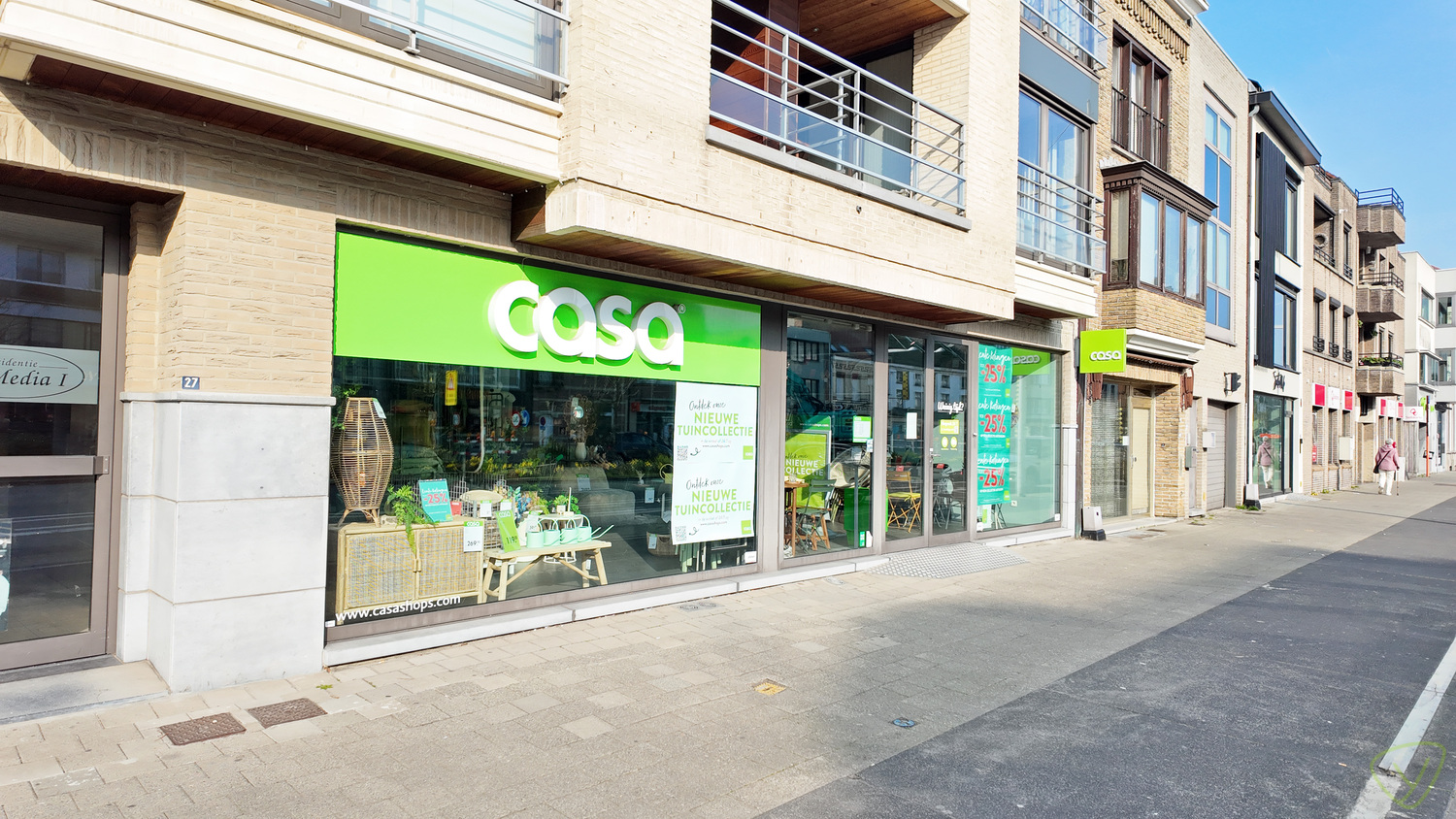 Exclusieve handelsruimte te huur op één van de commercieel gunstigste locaties te Eeklo! - foto 1