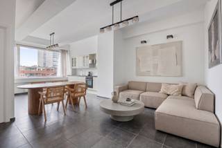Op de vijfde verdieping bevindt zich dit verzorgde éénslaapkamerappartement, waar een doordachte indeling en hedendaags wooncomfort samenkomen. De lichtrijke leefruimte sluit naadloos aan op de open keuken, wat zorgt voor een aangename en functionele woonbeleving. De slaapkamer biedt een rustige omgeving, terwijl de badkamer is uitgerust met een moderne douche.<br /><br />Dit appartement vormt niet alleen een comfortabele woonst, maar ook een interessante investeringsopportuniteit. Het wordt momenteel gemeubeld verhuurd aan € 1.150 per maand, exclusief kosten, goed voor een bruto aanvangsrendement van 4,84%. De lopende huurovereenkomst loopt tot 14 januari 2027, met mogelijkheid tot verlenging, wat de koper onmiddellijke huuropbrengsten en een stabiele investering garandeert.<br /><br />Dankzij de combinatie van een aantrekkelijke verhuur, een efficiënte indeling en een uitstekende investeringswaarde is dit appartement een uitgelezen kans voor wie op zoek is naar een zorgeloze vastgoedinvestering met toekomstperspectief.<br /><br />Mogelijkheid tot aankoop autostaanplaats in nabijgelegen gebouw.<br /><br />Gelegen in het hart van Antwerpen, biedt dit prachtige appartement aan de Maria Theresialei 7 een ideale locatie voor wie op zoek is naar comfort, gemak en een centrale ligging. De Maria Theresialei is gelegen in de bruisende wijk rondom het stadspark, bekend om zijn groene omgeving. Dankzij de nabijheid van openbaar vervoer, winkels, restaurants en culturele bezienswaardigheden is dit appartement de perfecte uitvalsbasis voor zowel werk als ontspanning.<br /><br />Het appartement is goed bereikbaar, met tram- en bushaltes op wandelafstand en het Centraal Station op slechts enkele minuten. De iconische Antwerpse Meir, het diamantdistrict en de Antwerpse Zoo liggen eveneens in de buurt. Voor wie houdt van gezellig dineren of het bezoeken van musea, is deze locatie een ideale keuze.