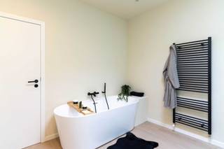 Onder optie!!<br /><br /><br /><br />Energiezuinige gezinswoning met grote tuin en garage!<br /><br />Op zoek naar een instapklare woning met ruimte, comfort en een uitstekende ligging?<br />Ontdek deze ruime gerenoveerde woning(175m/2) met EPC-label A, grote tuin, 3 grote slaapkamers en ruime garage met washoek. Gelegen in het rustige en groene deel van Borgerhout Extra-Muros, op een steenworp van het centrum van Antwerpen.<br /> <br />Indeling &amp; troeven: ruime en lichtrijke leefruimte, moderne keuken met zicht op de tuin, zonnige diepe tuin ideaal voor gezinnen, grote garage met washoek(ideaal voor hobbyisten), 3 grote slaapkamers, master bedroom met dressing ensuite, badkamer met bad en inloopdouche, 2 aparte toiletten, droge kelder, energiezuinig (EPC-A), rustige ligging in een aangename woonwijk, met winkels, scholen en openbaar vervoer op wandelafstand.<br /><br />-Electriciteit conform<br />-Asbestveilig<br />-Nieuwe CV installatie <br />-Zonnepanelen <br />-Mobiscore 9,5!<br />-Naast park<br /><br />0487628921<br /><br />Geen immo aub.