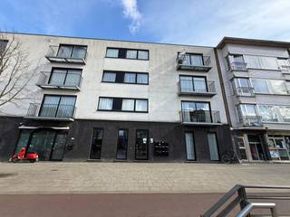 Appartement op centrale ligging in Hoboken op wandelafstand van openbaar vervoer, winkels,....<br /><br />Indeling van het appartement:<br />Inkomhal: +/- 7 m², tegels.<br />Living: +/- 38 m², tegels.<br />Open ingerichte keuken met spoeltafel, kasten, keramisch kookfornuis, frigo, oven, dampkap. Terras: +/- 2.5 m².<br />Slaapkamer 1: +/- 10 m², tegels. Terras: +/- 3 m².<br />Slaapkamer 2: +/- 8 m², tegels.<br />Badkamer: +/- 7.5 m², ligbad, dubbele lavabo, toilet.<br />Berging: +/- 1 m², tegels, aansluiting wasmachine.<br />Berging: +/- 1 m², tegels.<br /><br />CV op gas individueel. Algemene onkosten: € 75 per maand.