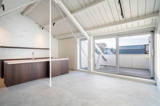 This stylish loft of approx. 173 m² with a terrace of approx. 9 m² is located on the fourth and top floor of a former warehouse that has been completely renovated.<br /><br />The spacious entrance hall leads to the living area, with a staircase leading to the mezzanine where the open kitchen and dining area are located. The characterful, white-painted wooden roof trusses immediately catch the eye here. This space offers direct access to the terrace, which offers a beautiful view of the MAS.<br /><br />The beautiful custom-made kitchen, finished in smoked oak joinery and with beige composite stone worktops, is equipped with high-quality built-in appliances: dishwasher, fridge with freezer, induction hob, combi-oven and convection oven. Adjacent to the kitchen is a functional storage room, ideal for extra storage.<br /><br />The two spacious and fully-fledged bedrooms each have their own designer bathroom, with smoked oak joinery providing a stylish reference to the kitchen.<br />The master bedroom is equipped with a freestanding bathtub, a spacious walk-in shower, a double washbasin and a toilet. The second bedroom has a bathroom with a walk-in shower and washbasin.<br /><br />Oak parquet flooring and black wrought iron interior doors with glass were chosen throughout the flat, providing plenty of light and a refined loft atmosphere.<br />A spacious storage/laundry room with connections for a washing machine and dryer completes the whole.<br /><br />Separate guest toilet.<br /><br />Common charges: 110 Euro.<br />All utilities are to be paid privately by the tenant.<br /><br />Available immediately.