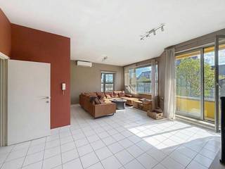 Zoekt u een ruim appartement met 2 slaapkamers in centrum Oudenaarde? Dan is deze topper iets voor u!<br /><br />Dit ruime, lichtrijke appartement is gelegen in het centrum van Bevere, vlakbij het station. Tal van winkels en de markt van Oudenaarde bevinden zich op wandelafstand. <br /><br />Er wordt nog een warmtepomp geïnstalleerd ter vervanging van de elektrische verwarming. <br /><br />INDELING:<br />- inkomhal met gastentoilet<br />- ruime leefruimte<br />- geïnstalleerde keuken <br />- badkamer voorzien van dubbele lavabo en ligbad<br />- slaapkamer 1<br />- slaapkamer 2<br />- berging<br />- terras<br /><br /><br />TROEVEN:<br />+ zeer ruime leefruimte en keuken <br />+ vlakbij het station <br />+ winkels op wandelafstand <br /><br />De snelste manier om een bezoek te brengen aan deze woning? Vraag je bezoek aan via de rode knop op onze website (www.dewaele.com) en je wordt gecontacteerd door onze verhuurexpert. Telefonisch kunnen er geen afspraken gemaakt worden. Bij andere vragen kun je ons telefonisch contacteren via 055 20 80 20.<br />