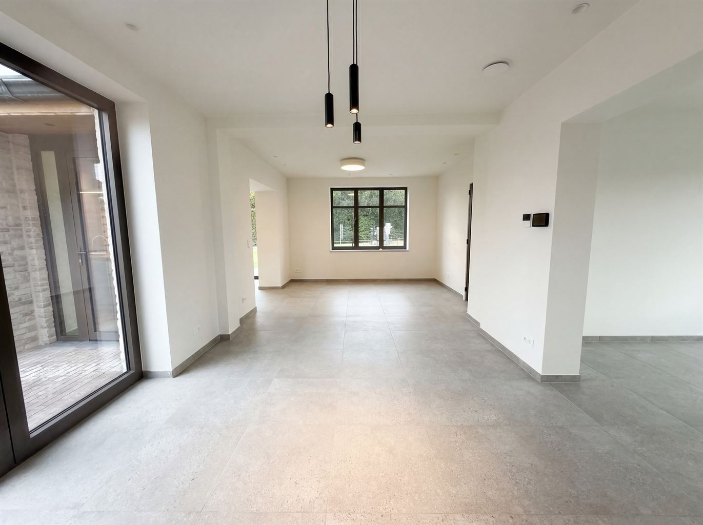 Prachtige, volledig gerenoveerde woning met 3 slaapkamers, vrijstaande garage, omheinde tuin en 20 zonnepanelen in Kinrooi. - foto 4