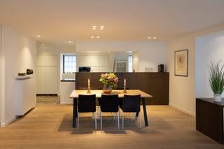 In de www.leopold3laan2.be (url kopiëren en plakken indien doorklikken niet lukt) in Kortrijk stellen we jou graag dit appartement voor. De combinatie van huiselijkheid en ligging is een grote troef. Het appartement bestaat uit een ruime leefruimte met aansluitend terras, stijlvolle keuken, wasberging, 2 slaapkamers, logeer- en bureauhoek, 2 badkamers, 2 afzonderlijke toiletten, zolderruimte, kelderberging en grote garagebox (is inbegrepen in de Direct Kopen prijs). Verder beschikt het appartement over heel wat inmaakkasten zowel in de leefruimte, hal als slaapkamers. En eens de trap moeilijker wordt, kan er een interne personenlift geïnstalleerd worden.<br /><br />Via www.leopold3laan2.be kan je een afspraak inplannen om een bezoek te brengen. Eveneens via de website verneem je veel meer, zoals een uitgebreide omschrijving, foto's, 360° rondgang, documenten, ...<br /><br />DIRECT KOPEN PRIJS: De vermelde prijs is een Direct Kopen prijs. Tegen deze prijs kan er onmiddellijk aangekocht worden zonder verdere prijsonderhandeling. Er kan ook steeds een bod worden uitgebracht via een transparante procedure waarover alles te lezen is op de website van het pand.<br /><br />Groeten, Hendrik van Henry Houser