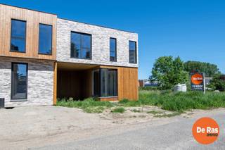 EREMBODEGEM - Deze prachtige nieuwbouwwoning is landelijk gelegen, in een deelgemeente van Aalst. De woning zal in afwerkingsfase worden aangeboden waarbij nog dient te worden voorzien door de koper: keuken, vloeren en badkamer (behalve inloopdouche). De mogelijkheid bestaat ook om op maat verder af te werken door de bouwheer.<br /><br />Naar indeling toe bevindt zich op het gelijkvloers een inkomhal met gastentoilet, een lichtrijke woonkamer, een keuken en een praktische berging. Op de eerste verdieping bevinden zich de nachthal, 3 slaapkamers en een badkamer.<br /><br />Troeven: EPB-nieuwbouw, warmtepomp (koelen en warmen), zonnepanelen, ventilatiesysteem C+, hoge isolatiewaarde, RW-put,..<br /><br />De ligging van dit pand is bijzonder aantrekkelijk met scholen, banken, en supermarkten in de directe omgeving. Daarnaast geniet deze woning van een heel goede bereikbaarheid door het openbaar vervoer, station, belangrijke invalswegen en de E40.<br /><br />Aankoop onder gesplitst stelsel:<br />Constructiewaarde: 302.000 (21% BTW)<br />Grondwaarde: € 137.000 (12% registratie)<br />Totaal incl. btw en registratie, excl. kosten en excl. notariskosten: €518.860<br /><br />Bent u opzoek naar een nieuwbouwwoning met 3 slaapkamers op een uiterst rustige locatie? Inkijk bouwplannen en bespreking dossier op kantoor na afspraak: 053/60.65.60