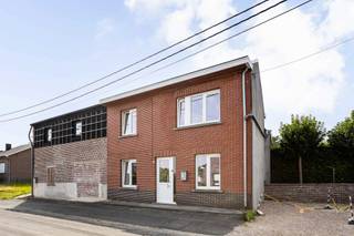 <p>Op zoek naar een instapklare woning in een rustige en aangename omgeving?</p>
<p>Deze woning is gelegen in een rustige straat, maar toch vlak bij een bushalte en een school, wat zorgt voor een uitstekende bereikbaarheid en een praktische ligging voor gezinnen.</p>
<p>Indeling</p>
<p>Op het gelijkvloers beschikt de woning over een aangename leefruimte met aansluitende eetplaats, een keuken, berging en wasplaats. Verder is er een aparte toiletruimte. Tussen de keuken en de leefruimte is nog een koer voorzien van 9 m², waardoor er ook natuurlijk lichtinval is in alle ruimtes op de gelijkvloers.</p>
<p>De eerste verdieping omvat drie slaapkamers en een badkamer.</p>
<p>Achteraan geniet de woning van een grote, zuidelijk georiënteerde tuin, ideaal om volop te genieten van zonnige dagen, te ontspannen of gezellig buiten te tafelen.</p>
<p>De woning werd in 2018 volledig gestript en gerenoveerd, waardoor ze vandaag in uitstekende en instapklare staat verkeert. Bij de renovatie werden onder meer de elektrische installatie volledig vernieuwd en conform gesteld en werd ook het dak vernieuwd.</p>
<p>Dankzij de uitgevoerde renovatiewerken beschikt de woning bovendien over een gunstig EPC-label C.<br /><br />Meer info? Een bezoek? Bel Jordi 0477/32.61.53</p>