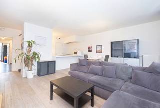 <p>Op een steenworp van de NAVO<br />In een recent gebouw uit 2012 ontdekt u dit mooie appartement van ± 88 m², dat modern comfort, functionaliteit en veel lichtinval combineert.</p>
<p>Bij het binnenkomen leidt de inkomhal met gastentoilet naar een aangename leefruimte van ± 34 m², badend in het licht en uitgegeven op een volledig uitgeruste open keuken, ideaal om dagelijks gezellige momenten te beleven. Het appartement beschikt bovendien over 2 slaapkamers, een badkamer, een wasruimte en een mooi terras van ± 12 m², perfect om in alle rust van een buitenruimte te genieten.</p>
<p>Het pand wordt vervolledigd door praktische extra’s zoals ingebouwde kasten, videofonie, een kelder (-1/5) en een binnenparkeerplaats (nr. -1/01), verplicht aan te kopen voor een meerprijs van € 20.000.</p>
<p>Momenteel verhuurd aan € 1.096/maand, vormt dit appartement ook een interessante investeringsopportuniteit. Lopende huurovereenkomst van 9 jaar sinds 1/12/2017.</p>
<p>Lasten: ± € 120/maand inclusief verzekering, syndicus, gemeenschappelijke delen en onderhoud.<br />EPC: B+</p>
<p>Een verzorgd, praktisch en goed gelegen appartement, ideaal om zelf te bewonen of als investering in een gegeerde omgeving.</p>
<p><em>Opgegeven afmetingen zijn louter indicatief.</em></p>