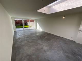 Deze prachtige woning, gelegen in het historische Ieper, biedt een zeldzame kans voor iedereen die op zoek is naar een stijlvolle en comfortabele leefruimte. Met een bewoonbare oppervlakte van 148 m², beschikt deze woning over vier ruime slaapkamers, ideaal voor een gezin of voor het creëren van een thuiskantoor.Bij binnenkomst in de woning wordt u verwelkomd door een opvallend moderne en lichte woonkamer, dankzij de grote raampartijen en de zorgvuldig gekozen afwerking. De open keuken is uitgerust met moderne toestellen en biedt een stijlvolle ruimte.De badkamer is elegant ontworpen met een ruime inloopdouche en een dubbele wastafel. De buitenruimte biedt een charmant terras waar u kunt genieten van de buitenlucht in een intieme setting. Aanvullend biedt de woning een ruime garage, wat extra bergruimte of een veilige plek voor uw voertuig garandeert. Deze woning combineert charme, comfort en efficiëntie en is perfect gelegen dicht bij alle voorzieningen die Ieper te bieden heeft. De woning is voorzien van vloerverwarming op het gelijkvloers en CV radiatoren in de slaapkamers, ventilatie is voorzien naar de meest recente normen. Mis deze unieke gelegenheid niet om uw droomhuis te verwerven in het mooie Ieper.