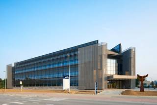 Volledig gerenoveerd moderne instapklare kantoorruimte van 800 m² te huur nabij de R0 waardoor de E40 en E19 makkelijk te bereiken zijn via...