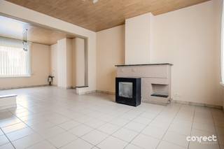 Rustig gelegen woning met 3 slaapkamers, ruime zolder en tuin.STARTPRIJS: Elk bod boven deze startprijs, wordt voorgelegd aan de eigenaars, die al dan niet kunnen in gaan op dit aanbod.Op zoek naar een woning op een rustige ligging, maar toch dichtbij het centrum, invals-en snelwegen met ruimte en potentieel?Deze netjes onderhouden woning biedt heel wat mogelijkheden!Via de inkomhal komt u in de aangename leefruimte, met aansluitend de keuken met toegang naar terassen en de tuin, eveneens op het gelijkvloers de badkamer met toilet, lavabo en douche.Op de 1ste verdieping bevinden zich 3 slaapkamers, ideaal voor een gezin of wie extra ruimte wilt.Eén absolute troef is de ruime, geisoleerde zolderverdieping, bereikbaar via een vaste trap, die mits de nodige inrichting perfect kan dienst doen als extra slaapkamer, hobby, bureau of polyvalente ruimte.Ook buiten heeft deze woning heel wat te bieden, de tuin die baadt in het groen zorgt voor een aangename en rustige omgeving waar u heerlijk kunt ontspannen!De woning is voorzien van gaskachels, de epc kan worden naar een D score worden gebracht door CV te plaatsen en/of zonnepanelen.Een woning op een rustige maar interessante ligging en vooral veel mogelijkheden, zeker een bezoek waard!📞 Contacteer Regine voor een bezoek: 0493 112 050 – regine@correctvastgoed.be👉 Online schattingstool: https://www.correctvastgoed.be/schatting