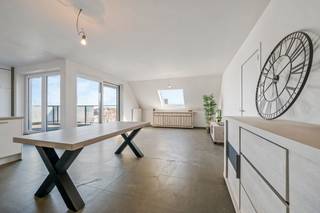 Dit uniek dakappartement is gelegen nabij centrum, scholen, grootwarenhuizen, station en dichtbij E403.Dit appartement situeert zich op de derde...