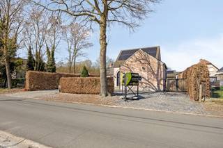 Deze mooi afgewerkte en goed onderhouden woning is rustig gelegen te Beverlo (Beringen) en geniet een vlotte verbinding naar het centrum van Beringen, Ham, Leopoldsburg, Tessenderlo en de E313. <br /><br />Je betreed de woning via een inkomhal, voorzien van een gastentoilet. Een dubbele deur geeft toegang tot de ruime leefruimte van +/- 80 m², bestaande uit een eethoek met een aansluitende open keuken, een verlaagde knusse TV hoek op parket met TV meubel en gashaard, en een recente knappe en lichtrijke aanbouw met toegang tot en zicht over de volledige tuin, voorzien van een airco en zonnescreen.<br /><br />De keuken is volledig uitgerust met een Boretti 5-pits gasvuur met 3 ovens, Miele stoomoven, koelkast met diepvries, vaatwasser en dampkap. Aansluitend is er een wasplaats met ingebouwde kasten, inloopdouche en lavabo. Verder is er een garage met 2 elektrische poorten, voorzien van een zolder.<br /><br />Op de verdieping geeft de nachthal toegang tot 3 slaapkamers, een dressing en een badkamer met groot bad, ruime dubbele inloopdouche, dubbele lavabo en toilet. Eén van de slaapkamers is een kleine kinderkamer, dewelke uitgebreid kan worden door de naastgelegen dressing erbij te betrekken. Vanuit de andere kinderkamer heb je via een vaste ganzentrap toegang tot de zolderverdieping, dewelke heden ingericht is als logeerkamer en bureauruimte. Deze kinderkamer kan ingericht worden als dressing met vaste trap naar de zolderverdieping, dewelke dan kan fungeren als 3de ruime kinderslaapkamer. <br /><br />De tuin werd volledig aangelegd en afgesloten. Vooraan zijn er tal van parkeerplaatsen. Achteraan is er een knappe poolhouse met aangrenzend terras voorzien.<br /><br />Verwarming op aardgas (deels vloerverwarming) | zonnepanelen: +/- 8.000 kWh | thuisbatterij: 10 kWh | regenwaterput van 10.000 L