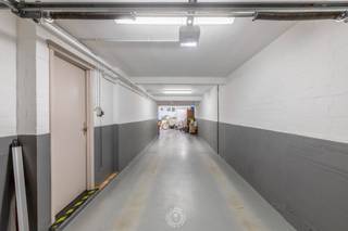 In het hart van Sint-Niklaas, op wandelafstand van het station, bieden wij u deze verrassend ruime woning aan, perfect geschikt voor kangoeroewonen...