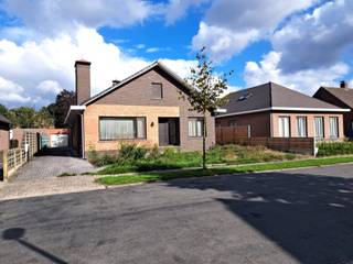 <p>Een ruime woning bestaande op het gelijkvloers uit een inkomhal, woonkamer met daarachter een ruime keuken met aansluitend een bergplaats. Verder zijn er op het gelijkvloers 3 slaapkamers, bureeltje, een badkamer en een afzonderlijk toilet. In de inkom achteraan staat de trap om naar de polyvalente zolder te gaan. De zolder is afgewerkt met hout en biedt diverse mogelijkheden. Achter de woning is er een overdekt terras met zicht op de tuin. Achteraan op het perceel staat er een garage voor 2 wagens. </p>