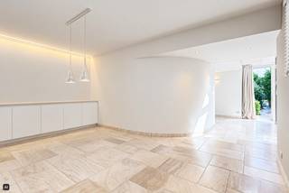 Op zoek naar een woning waar je wonen en werken perfect kunt combineren? Deze voormalige bakkerij biedt maar liefst +170 m² aan polyvalente werk- en handelsruimte, gecombineerd met een ruime, instapklare woning. Ideaal voor wie wonen en een zelfstandige activiteit, praktijk, kantoor of hobby wil verenigen.<br /><br />WONEN<br />De woning verwelkomt je met een inkomhal en een aangename, lichtrijke leefruimte met open keuken. Verder zijn er een ruime bergruimte, wasplaats en apart toilet. Op de eerste verdieping bevinden zich 4 slaapkamers, waarvan één nog verder af te werken, en een luxueus uitgeruste badkamer met bad, douche, dubbele lavabo en toilet. De ruime zolder biedt bovendien de mogelijkheid om 1 à 2 extra slaapkamers te creëren.<br /><br />WERKEN<br />Het aparte werkgedeelte omvat een ontvangstruimte/handelsruimte, bureauruimte, een zeer ruime garage en een polyvalente ruimte van meer dan 70 m². Dankzij de indeling kunnen wonen en werken volledig van elkaar gescheiden worden. De mogelijkheden zijn eindeloos: kantoor, praktijk, atelier, fitness, hobbyruimte...<br />Ook buiten is het genieten met een aangename tuin, tuinberging en overdekt terras.<br /><br />TROEVEN<br />* Geen renovatieverplichting<br />* Instapklare en luxueus afgewerkte woning<br />* Wonen en werken perfect te combineren<br />* +170 m² handels-/werkruimte<br />* Tal van mogelijkheden voor zelfstandige activiteit of hobby<br /><br />Een pand met ruimte, mogelijkheden en karakter. Benieuwd wat jij ermee kunt doen? Plan vandaag nog je bezoek!<br /><br />Ref.: LS/26093/TK